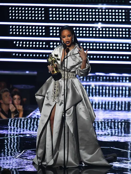 Melihat kondisi RiRi (panggilan untuk Rihanna) yang saat ini baru putus dengan Drake, nampaknya menjadi berita baik untuk Chris Brown, yang sejak lama sudah megharapkan RiRi kembali. (AFP/Bintang.com)