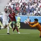 Bek Timnas Iran, Rouzbeh Cheshmi (No. 4), harus merelakan kiprah di Piala Dunia 2018 berakhir lebih cepat setelah mengalami cedera saat berlatih. (AP Photo/Themba Hadebe)