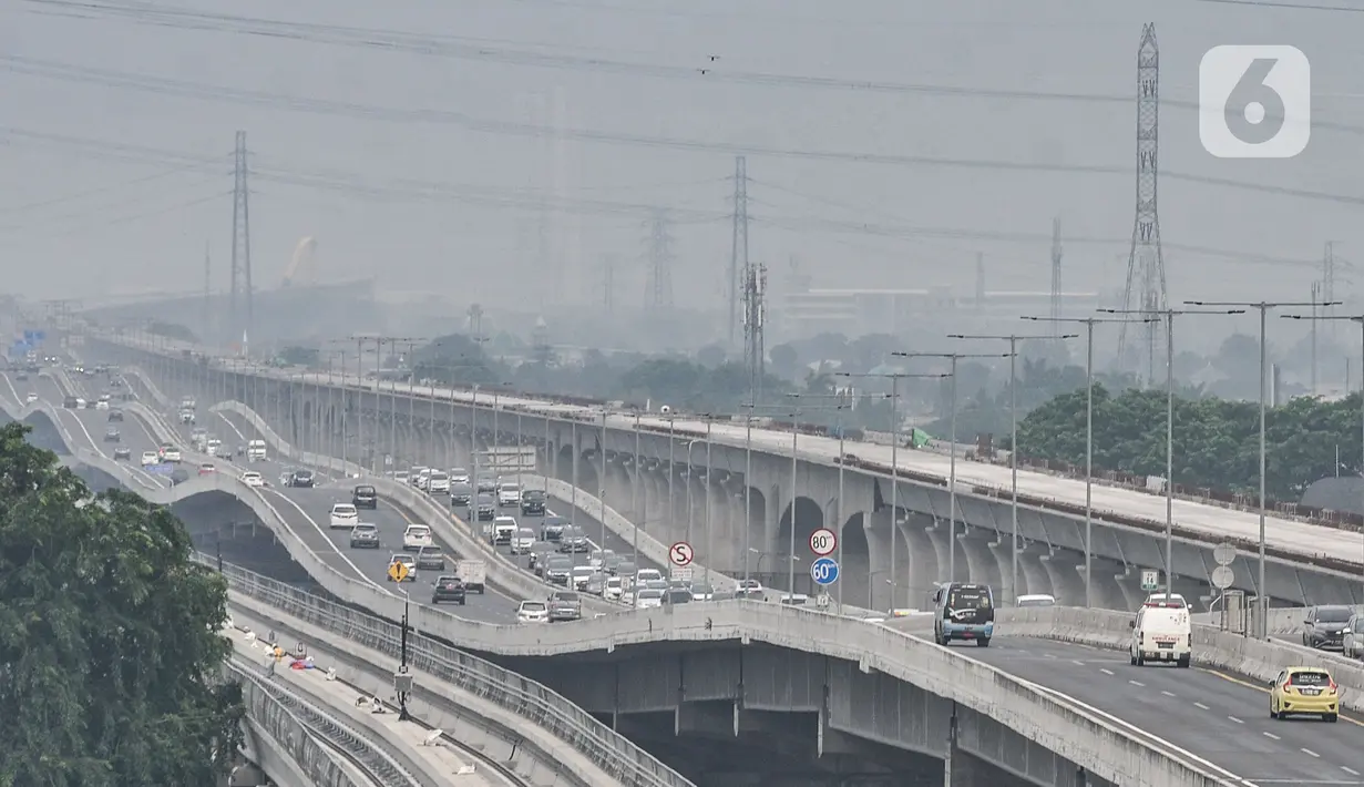Arus kendaraan melintas di ruas Tol Layang Jakarta-Cikampek, Bekasi, Jawa Barat, Kamis (30/12/2021). Plt Kabagops Korlantas Polri Kombes Pol Dodi Darjanto mengungkapkan jumlah kendaraan yang meninggalkan Jakarta mengalami kenaikan 7,8 persen menjelang tahun baru 2022. (merdeka/com/Iqbal S Nugroho)