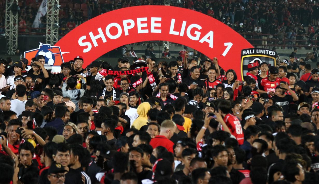Para pemain dan suporter Bali United merayakan gelar juara Liga 1 2019 di Stadion Kapten I Wayan Dipta, Bali, Minggu (22/12). Bali berada di peringkat satu dengan meraih 64 poin. (Bola.com/Aditya Wany)