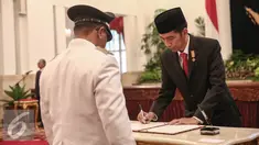 Presiden Joko Widodo menandatangani surat berita acara saat pelantikan empat Gubernur dan Wakil Gubernur saat pelantikan di Istana Negara, Rabu (25/5/2016). (Liputan6.com/Faizal Fanani)