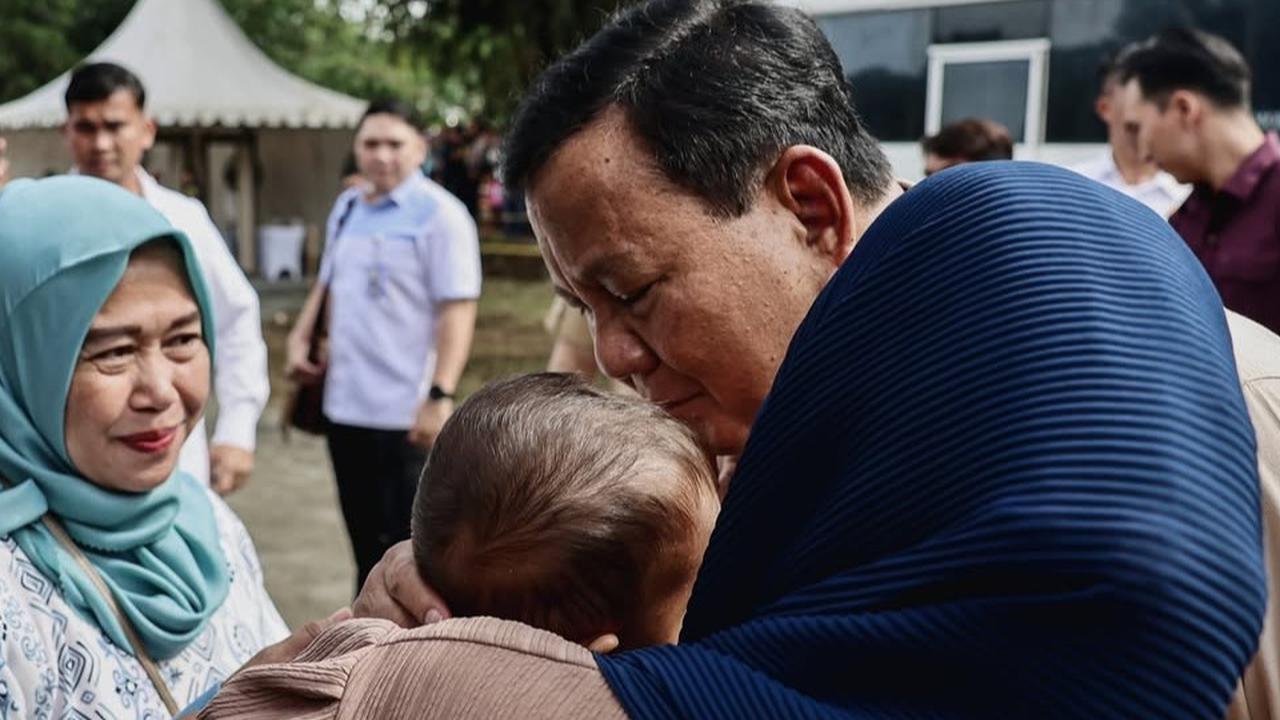 VIDEO: Momen Hangat Prabowo & Warga Warga Bojongkoneng, Sungkan Tangannya Dicium Petugas TPS 008