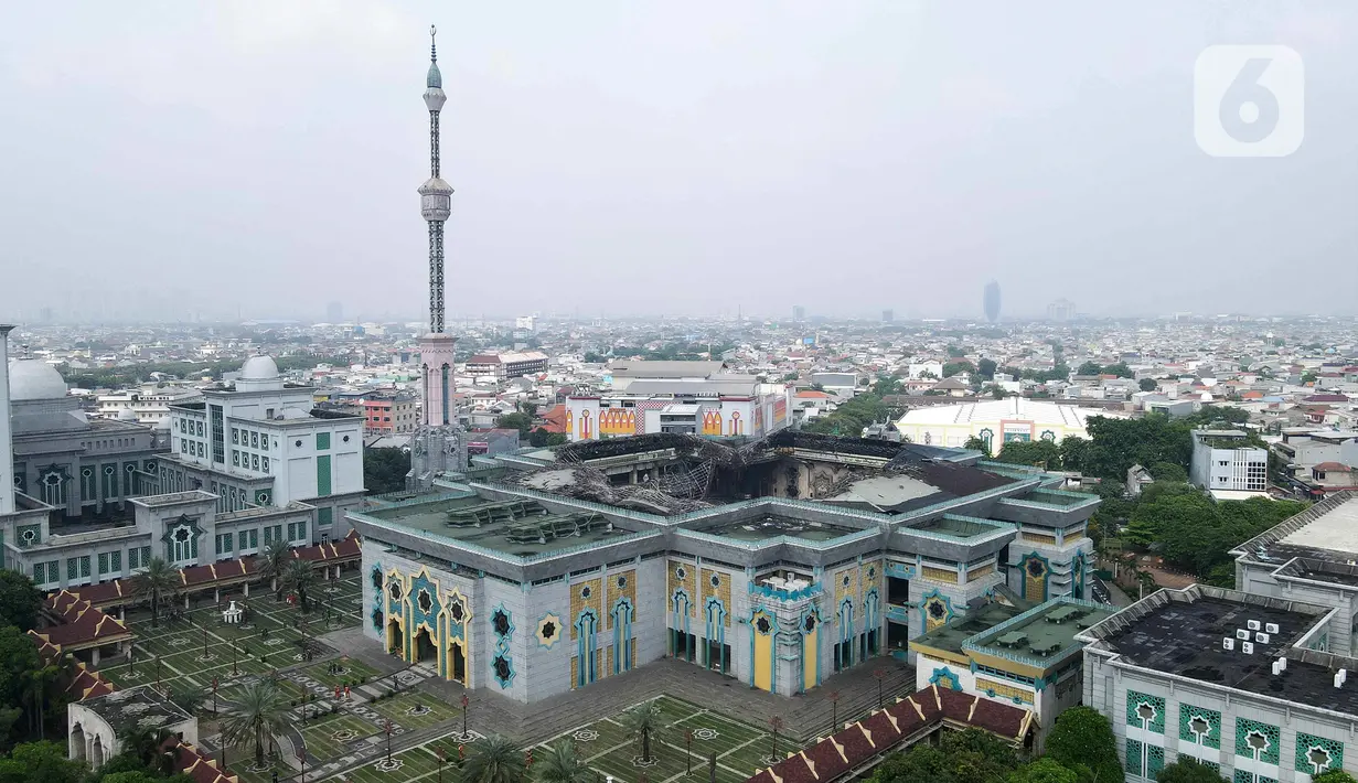 <p>Foto udara kondisi Masjid Raya Jakarta Islamic Centre setelah terbakar, Jalan Kramat Tugu, Koja, Jakarta Utara, Kamis (20/10/2022). Kubah Masjid Raya Jakarta Islamic Centre yang memiliki 12 buah lampu kipas khas Betawi dengan berat 1 ton itu ambruk setelah kebakaran hebat pada 19 Oktober 2022. (Liputan6.com/Herman Zakharia)</p>