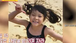 Potret Sarang saat melewati usia balita. Semakin besar, wajahnya semakin mirip dengan ibunya yang merupakan model asal Jepang, Yano Shiho. (Foto: YouTube/ KBS Entertain)