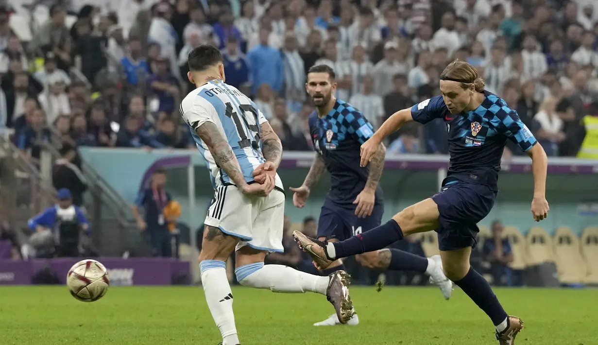 Gelandang Argentina, Lovro Majer melakukan tembakan ke gawang Argentina selama pertandingan semifinal Piala Dunia 2022 di Stadion Lusail di Lusail, Qatar, Rabu (14/12/2022). Argentina berhasil lolos ke final setelah menang telak atas Kroasia dengan skor 3-0. (AP Photo/Frank Augstein)