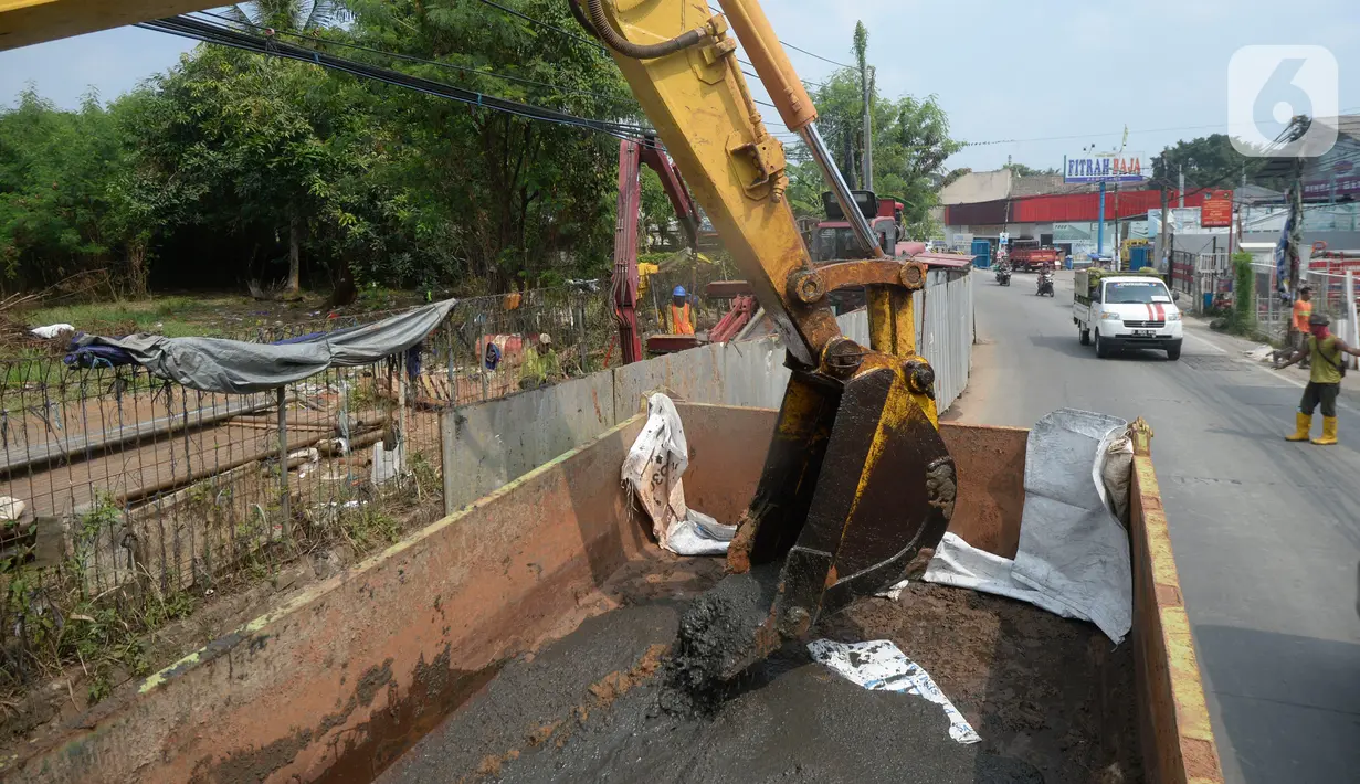 Alat berat mengeruk galian pipa instalasi proyek Sistem Penyediaan Air Minum (SPAM) di kota Tangerang Selatan, Banten, Rabu (22/07/2020). Proyek penyediaan air bersih yang memiliki kapasitas memproduksi 200 liter air per detik ini diperkirakan akan beroperasi pada 2021. (merdeka.com/Dwi Narwoko)