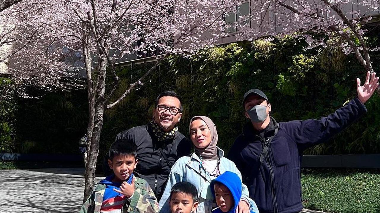 Anak tahun 90 an pasti kenal dengan Enno Lerian. Mantan penyanyi cilik ini terlihat awet muda hingga sekarang.