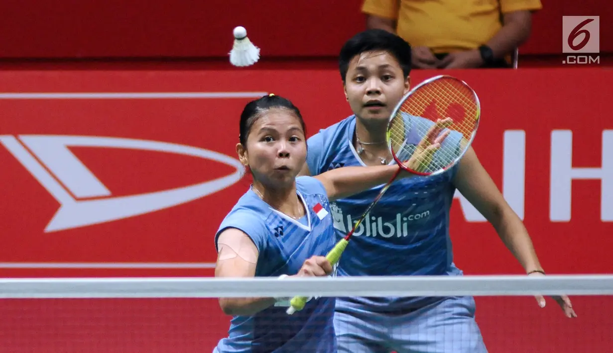 Ganda putri Indonesia, Greysia Polii/Apriyani Rahayu mengembalikan kok ke arah Chae Yoo Jung/Hye Rin Kim pada perempat final Indonesia Masters 2018 di Istora Senayan, Jakarta, Jumat (26/1). Greysia/Apriyani unggul. (Liputan6.com/Helmi Fithriansyah)