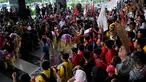 Sejumlah Pengunjuk rasa mengelar aksi damai dukung KPK di depan Gedung Komisi Pemberantas an Korupsi (KPK), Jakarta (16/2/2015). (Liputan6.com/Faisal R Syam)