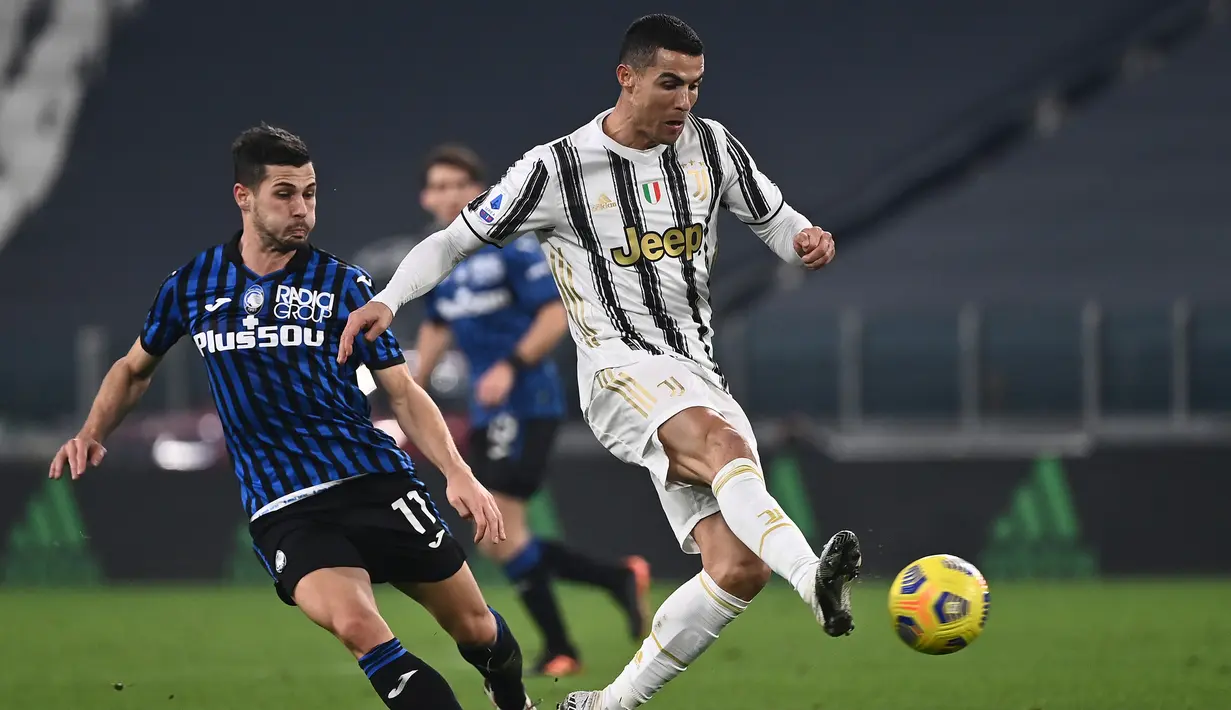 Penyerang Juventus, Cristiano Ronaldo, berebut bola dengan gelandang Atalanta, Remo Freuler, pada laga lanjutan Liga Italia di Allianz Stadium, Kamis (17/12/2020) dini hari WIB. Juventus bermain imbang 1-1 menghadapi Atalanta. (AFP/Marco Bertorello)