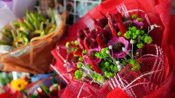 Sebuah buket bunga cabai dipajang di pasar bunga di pasar bunga di Manila, Filipina, Senin (13/2/2023). Buket tersebut merupakan bagian dari gimmick Hari Kasih Sayang oleh seorang pemilik toko bunga yang mengatakan lebih praktis daripada memberi bunga karena Anda bisa memasaknya setelah itu. (AP Photo/Aaron Favila)