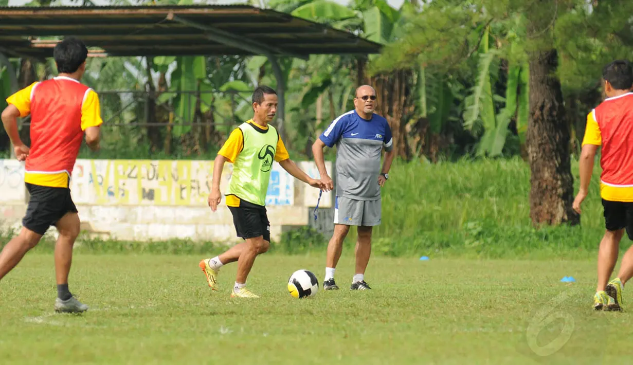 Pelatih Persib Bandung, Djajang Nurdjaman (kedua dari kiri) terlihat mengikuti kursus kepelatihan lisensi B AFC di Sawangan, Depok, Jawa Barat (5/12/2014). (Liputan6.com/Helmi Fithriansyah)