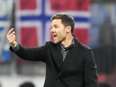 Pelatih Bayer Leverkusen, Xabi Alonso, memberikan arahan kepada anak asuhnya saat melawan Molde FK dalam laga matchday 6 Grup H Liga Europa 2023/2024 yang digelar di BayArena, Jumat (15/12/2023). Teranyar mereka melibas Molde dengan skor telak 5-1. (AP Photo/Martin Meissner)