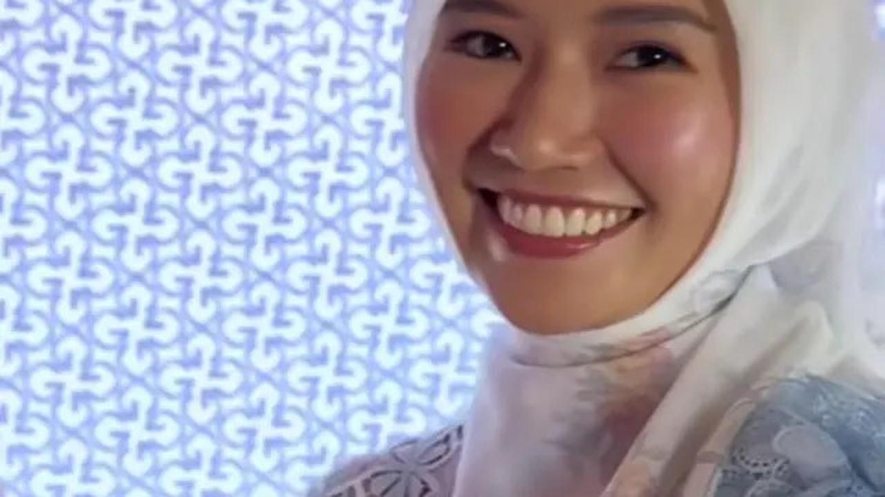 7 Potret Reni Effendi Istri dr Richard Lee Belajar Pakai Hijab