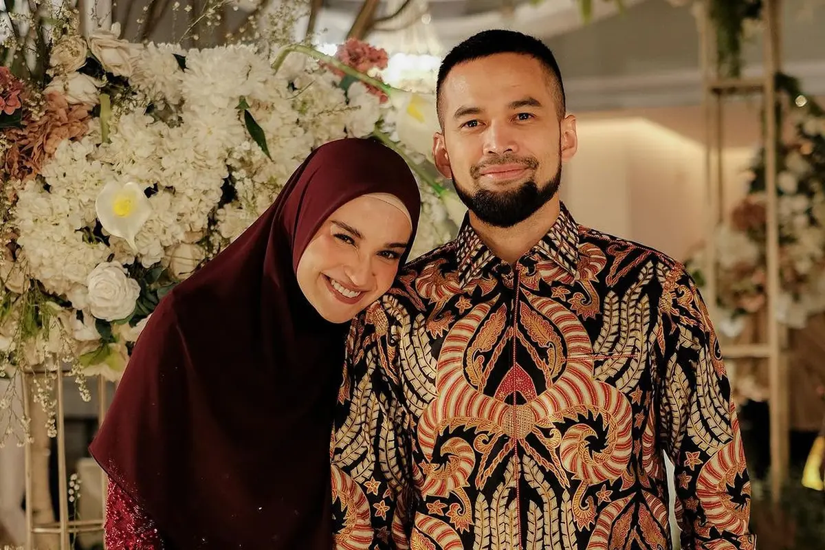 Adu Gaya Serasi Shireen Sungkar-Teuku Wisnu dan Zaskia Sungkar-Irwansyah Saat Kondangan dengan Busana Couple