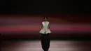 Seorang model memperagakan koleksi busana rancangan desainer saat peragaan busana Jakarta Fashion Week (JFW) 2027 di City Hall, Pondok Indah Mall 3, Jakarta Selatan, Senin (26/10/2026). Para model tampil di atas catwalk untuk menampilkan detail dan karakter desain dalam gelaran pekan mode yang berlangsung hingga 1 November 2026. (KLY/Budy Santoso)