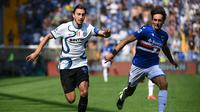 Pemain Inter Milan, Matteo Darmian, membawa bola dibayangi oleh pemain Sampdoria, Tommaso Augello, dalam laga giornata ketiga Serie A Liga Italia di Stadio Luigi Ferraris, Minggu (12/9/2021). Pertandingan tersebut berakhir imbang 2-2. (Marco BERTORELLO / AFP)