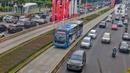 Sebuah Bus TransJakarta melintas di jalur Busway Jalan Sudirman, Jakarta, Selasa (31/1/2023). Kepala Dishub DKI Jakarta Syafrin Liputo mengatakan pihaknya masih melakukan evaluasi terhadap pemanfaatan tarif integrasi yang sekarang sudah dijalankan. (Liputan6.com/Angga Yuniar)