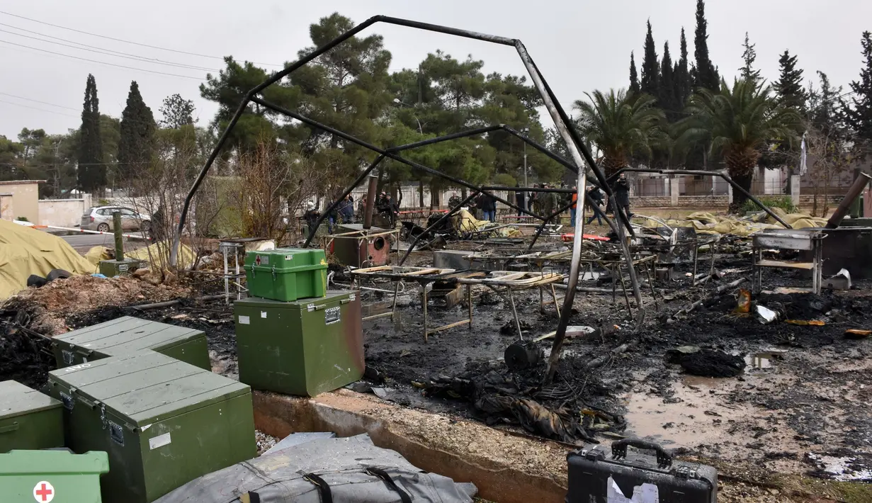 Sebuah rumah sakit lapangan militer Rusia di Kota Aleppo diserang oposisi Suriah, Senin (5/12). Dalam peristiwa tersebut tercatat satu petugas medis militer perempuan tewas dan dua lainnya luka-luka. (GEORGE OURFALIAN/AFP)