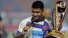 Pemain Port FC, Asnawi Mangkualam tersenyum melihat medali juara Piala Presiden 2025 di Stadion Si Jalak Harupat, Soreang, Kabupaten Bandung, Jawa Barat, Minggu (13/7/2025). (Liputan6.com/Helmi Fithriansyah)