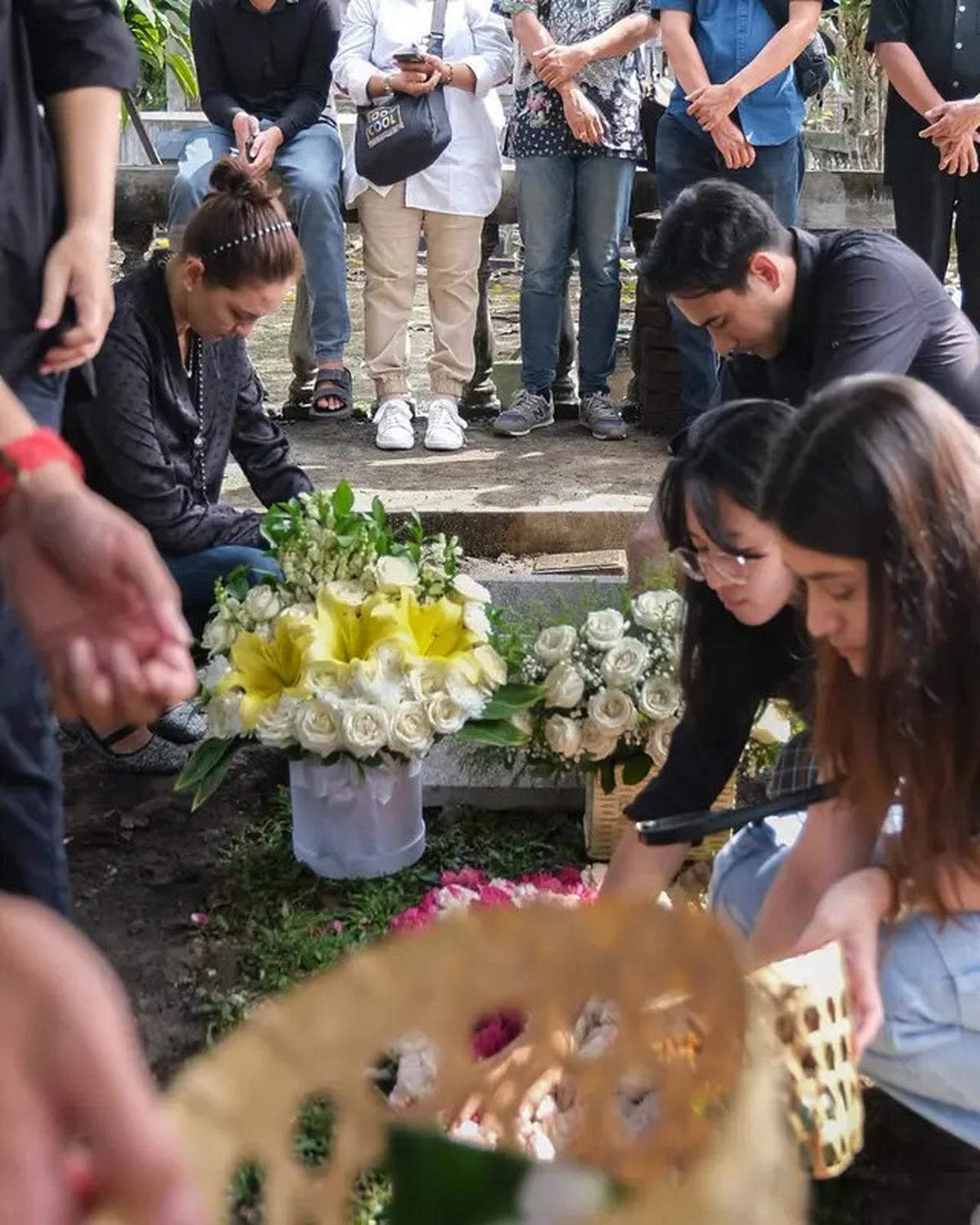 6 Potret Darius Sinathrya Dalam Pemakaman Sang Ayah di Yogyakarta, Donna Agnesia Setia Menemani
