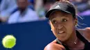 Petenis Jepang, Naomi Osaka melakukan servis bola saat melawan Aryna Sabalenka (Belarus) dalam laga putaran keempat turnamen Grand Slam AS Terbuka di New York, Senin (3/9). Osaka melaju ke perempat final berkat kemenangan 6-3, 2-6, 6-4 (AP/Andres Kudacki)