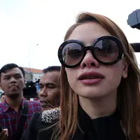 Nama baik Nikita Mirzani yang sudah tercoreng dengan kasus prostitusi artis ini harus ditambah dengan tudingan dirinya sebagai pekerja seks komersial (PSK). Hal ini merupakan beban berat bagi ibu dari dua anak ini. (Deki Prayoga/Bintang.com)