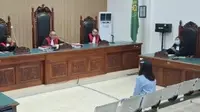 Stefani Heidi Doko Rehi alias Fani (21), terdakwa kasus&nbsp;kekerasan seksual anak&nbsp;dan tindak pidana&nbsp;perdagangan orang&nbsp;(TPPO) bersama&nbsp;mantan Kapolres Ngada AKBP Fajar&nbsp;divonis 11 tahun penjara oleh Majelis Hakim Pengadilan Negeri (PN) Kelas 1A Kupang. (Liputan6.com/ Ola Keda)