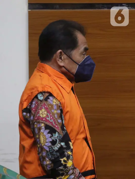 Bupati Banjarnegara 2017-2022, Budhi Sarwono jelang rilis penetapan tersangka dan penahanan di Gedung KPK Jakarta, Jumat (3/9/2021). Budhi Sarwono diduga meminta fee dari sejumlah perusahaan yang mendapat paket pengerjaan infrastuktur di Kab Banjarnegara. (Liputan6.com/Helmi Fithriansyah)