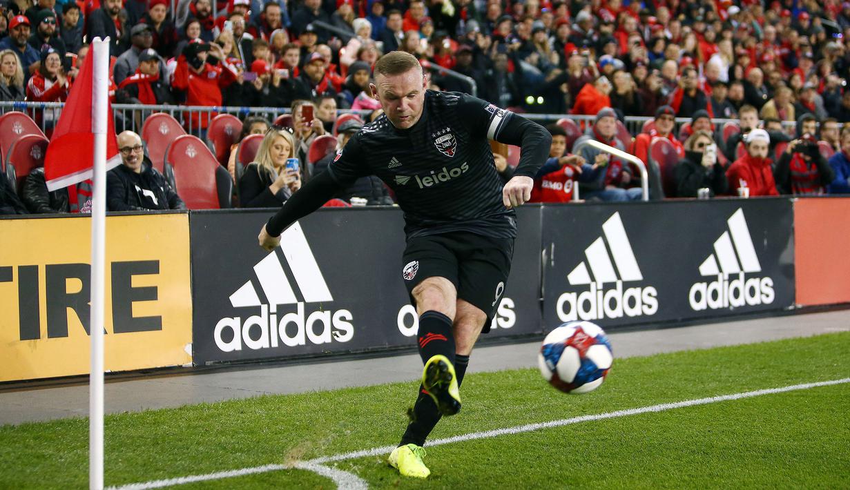 Pemain DC United, Wayne Rooney melakukan sepak pojok saat laga putaran pertama Playoff MLS melawan Toronto FC di BMO Field, Toronto, Kanada, 19 Oktober 2019. Rooney membela DC United selama dua musim. Eks pemain Manchester United itu sukses membuat 25 gol dan 14 assist dalam 52 laga di semua kompetisi. (AFP/Getty Images/Vaughn Ridley)