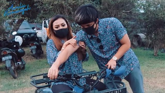 Momen Atta Halilintar dan Aurel Hermansyah Naik ATV di Jogja. (Sumber: YouTube/Aurelie Hermansyah)
