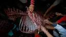 Para warga mengambil daging kerbau yang dikorbakan dalam acara Dashian di Nepal, (11/10). Dashian merupakan festival agama Hindu yang diadakan 5 tahun sekali di Bhaktapur, Nepal. (REUTERS/Navesh Chitrakar)