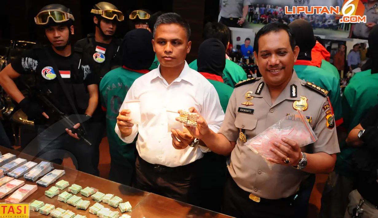 Kabid Humas Polda Metro Jaya Kombes Pol Rikwanto (kanan) bersama Kasat Narkoba Polres Jakarta Barat, AKBP Gembong Yudha menunjukan barang bukti enam kasus narkoba, Senin (21/4/2014). (Liputan6.com/Andrian M Tunay)