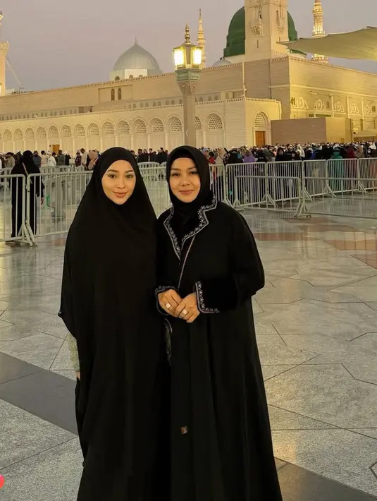 Selain putih, Nikita juga kompak dengan ibunda ya mengenakan pakaian tertutup warna hitam. Niki mengenakan kerudung instan panjang senada dengan abayanya.  [@yorafebrina]