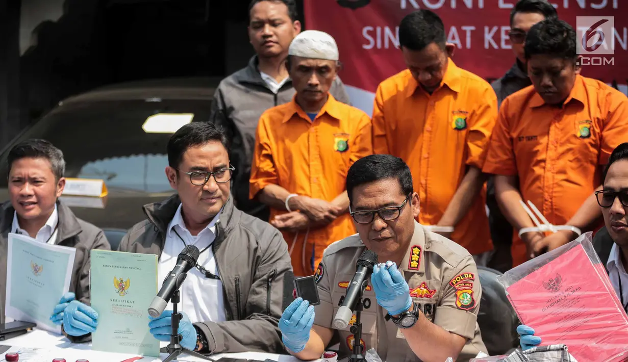 Kabid Humas Polda Metro Jaya Kombes Pol Argo Yuwono memberikan keterangan dalam rilis pengungkapan sindikat kejahatan properti di kawasan Tebet Timur Raya, Jakarta, Senin (5/8/2019). (Liputan6.com/Faizal Fanani)