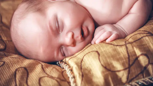 Ini Alasan Mengapa Bayi Harus Tidur Sendiri