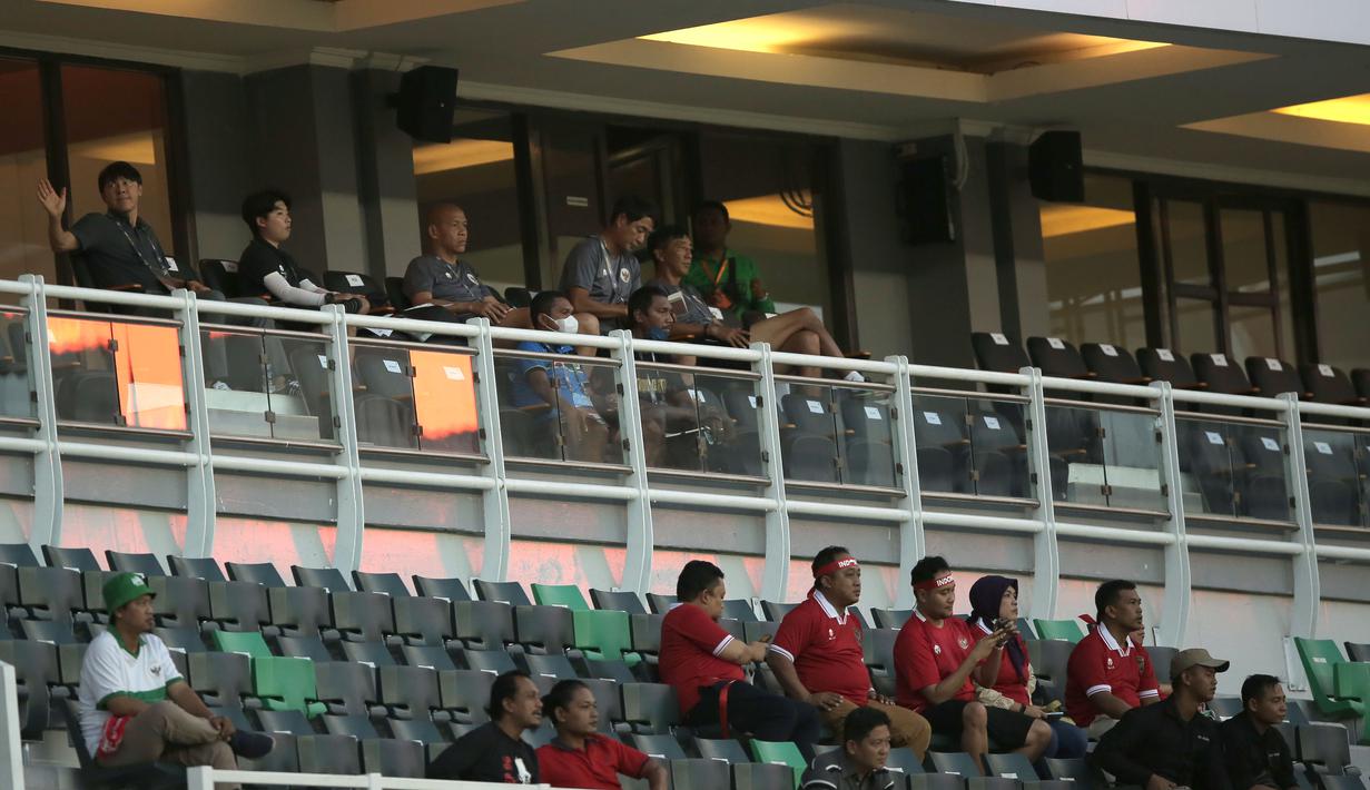 Bukan hanya deretan pelatih Timnas Indonesia U-20 saja yang menonton jalannya pertandingan tersebut. Timnas Timor Leste pun mengirimkan perwakilannya yang duduk tepat di depan asisten pelatih Timnas Indonesia. (Bola.com/Ikhwan Yanuar)