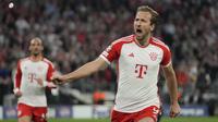 Selebrasi striker Bayern Munchen, Harry Kane setelah mencetak gol kedua timnya ke gawang Real Madrid melalui eksekusi penalti pada laga leg pertama semifinal Liga Champions 2023/2024 di Allianz Arena, Munich, Selasa (30/4/2024). (AP Photo/Matthias Schrader)