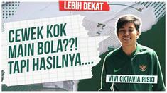 Wawancara eksklusif jurnalis Bola.com dengan pemain Timnas Indonesia Putri, Vivi Oktaviani. Ia bercerita bagaimana dirinya harus memberikan kepercayaan lebih kepada sang orang tua soal kemantapannya memilih sepak bola dan rahasia Timnas Indonesia Put...
