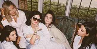 Bukan keluarga Kardashian kalau kisah hidupnya tidak menjadi sorotan publik. Tak hanya kehamilan Kylie Jenner, beberapa haal ini juga terjadi di keluarga Kardashian yang cukup menghebohkan. (Instagram/KUWTK)