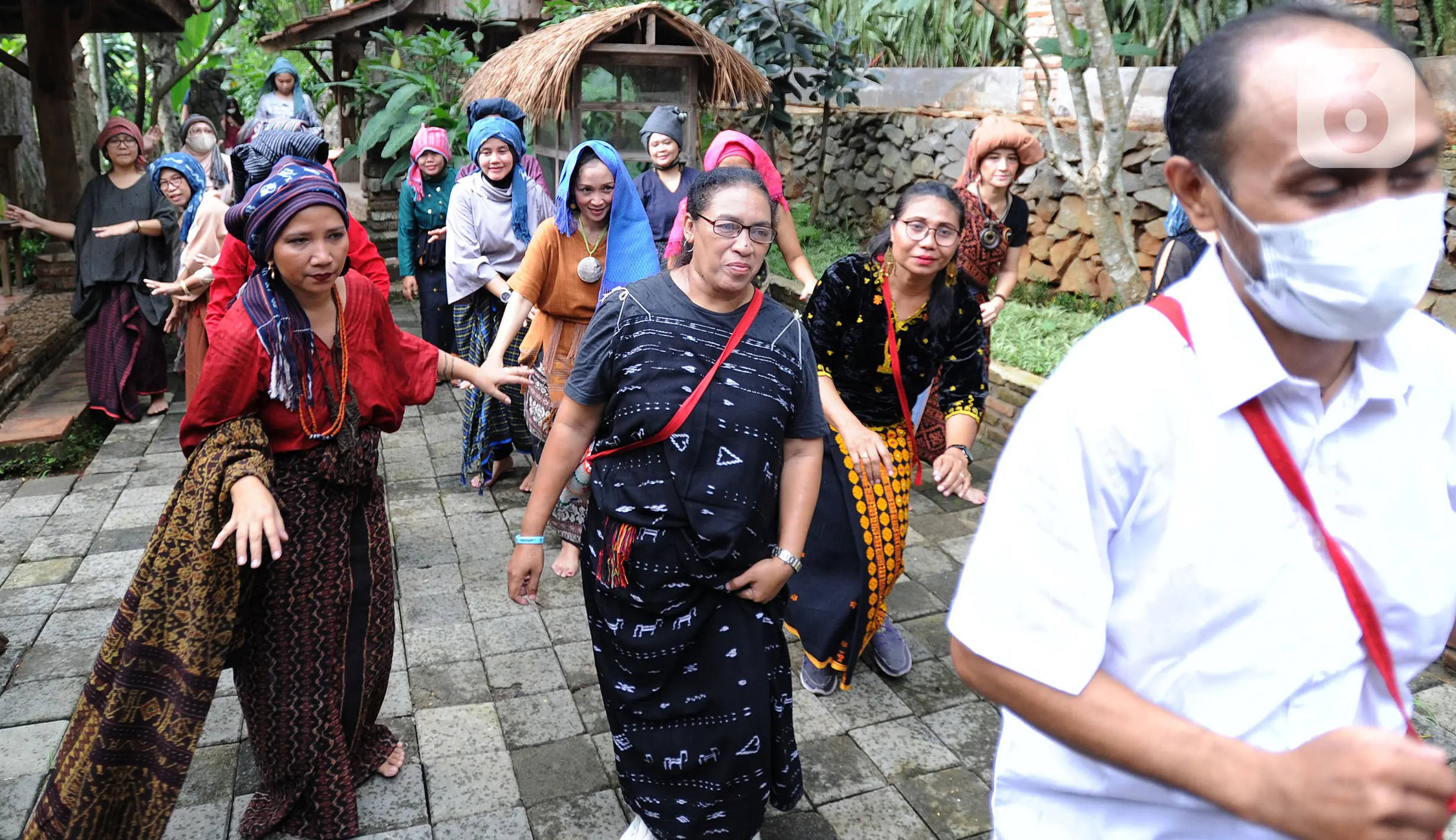 FOTO Tarian dan Fashion Show Kain Tenun Tradisional Memperingati Hari
