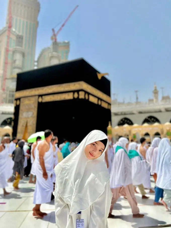7 Tampilan Fuji Pakai Hijab Syar’i saat Umrah Bersama Thariq Halilintar, Banjir pujian