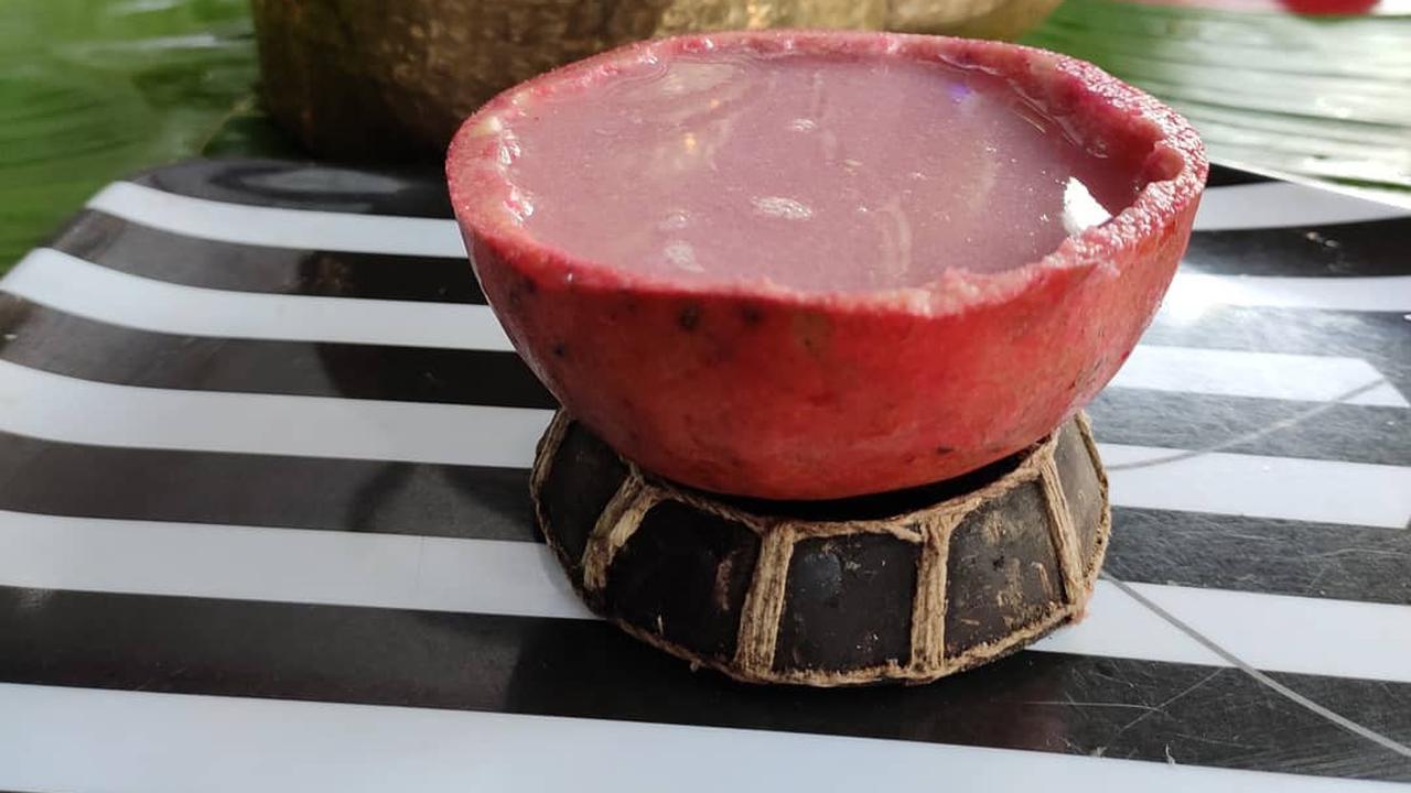 Jus disajikan dalam kulit buah di Eat Raja.