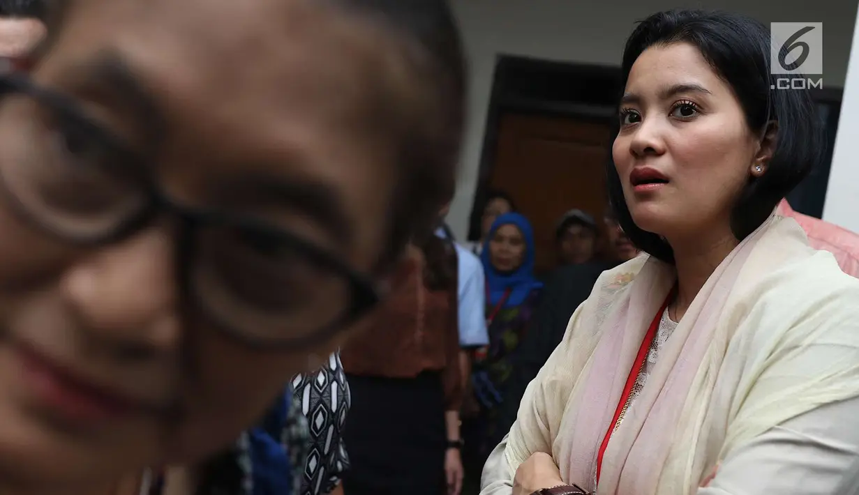 Aktris Jajang C. Noer (kiri) dan Marcella Zalianty (kanan) saat menghadiri sidang kasus narkoba Tio Pakusadewo di PN Jakarta Selatan, Kamis (7/6). Sidang beragendakan pledoi. (Liputan6.com/Immanuel Antonius)