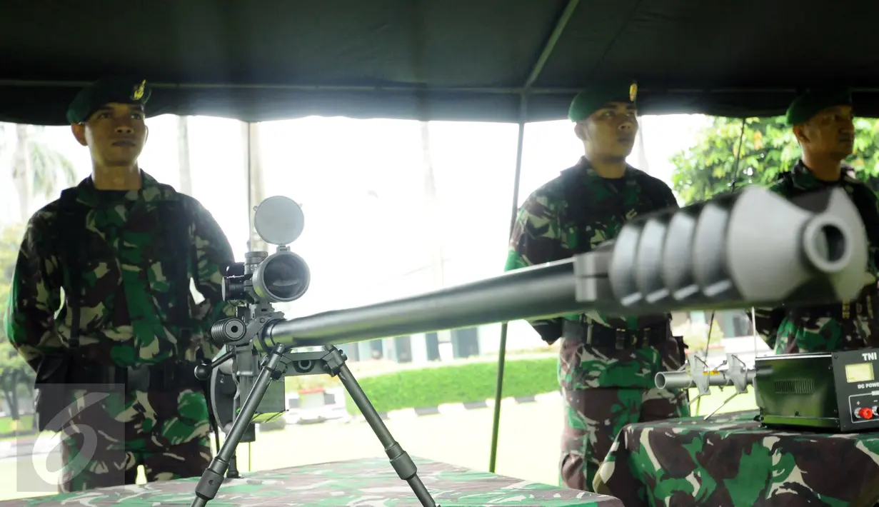 Penembak jitu bersiap saat Apel Operasi Pengamanan VVIP KTT Luar Biasa OKI 2016 di Makodam Jaya, Jakarta, Kamis (25/2/2016). 3.600 personil TNI disiagakan untuk pengamanan KTT Luar Biasa OKI ke-3, 6-7 Maret mendatang. (Liputan6.com/Helmi Fithriansyah)