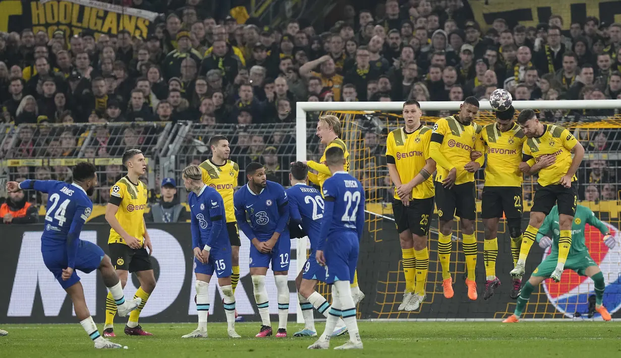 Bek Chelsea, Reece James melakukan tendangan bebas ke arah gawang Borussia Dortmund selama pertandingan leg pertama babak 16 besar Liga Champions di Signal Iduna Park, Jeramn, Kamis (16/2/2023). Dortmund menang atas Chelsea dengan skor tipis 1-0. (AP Photo/Martin Meissner)