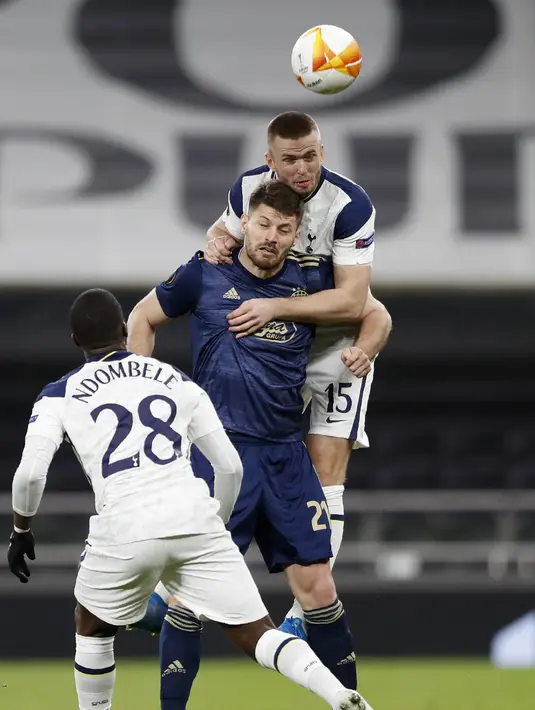 Penyerang Dinamo Zagreb, Bruno Petkovic berebut bola udara dengan gelandang Tottenham Hotspur, Eric Dier pada pertandingan leg pertama babak 16 besar Liga Europa di ottenham Hotspur Stadium, London, Inggris, Jumat (12/3/2021). Tottenham menang atas Dinamo Zagreb 2-0. (AP Photo/Alastair Grant, Pool)