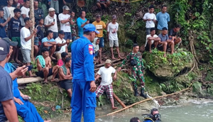 Tim SAR saat melakukan pencarian di lokasi (Liputan6.com/Ola Keda)