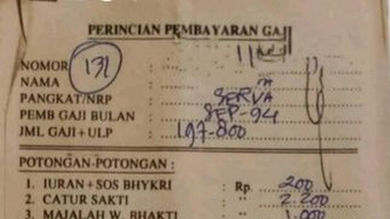 Dalam slip gaji itu, tertulis senjumlah iuran yang harus dibayarkan oleh seorang anggota polisi.