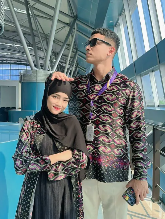 Bersama sang kakak, Fuji membagikan momen keberangkatannya dengan mengenakan gamis bermotif. [Instagram/@fuji_an]